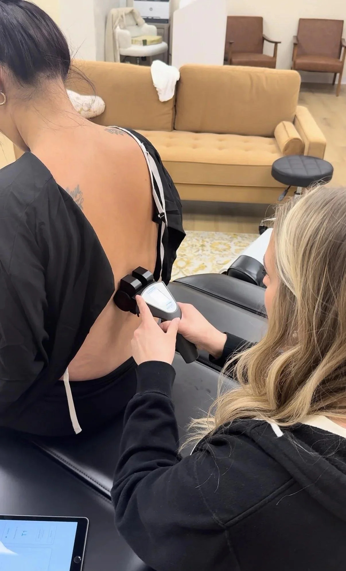 Dr. Jennifer Gordon using an INSiGHT scanning device